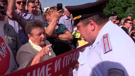Полиция составила протоколы на организаторов несанкционированного митинга на площади Нахимова и «взяла на карандаш» выступавших.