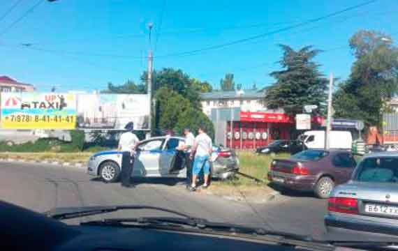 В Симферополе легковушка влетела в машину блюстителей порядка на дорогах. Очевидцы отмечают, что авария произошла около 9:00 на Московском кольце.