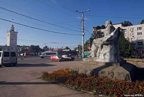 памятник Ленину напротив железнодорожного вокзала Симферополя