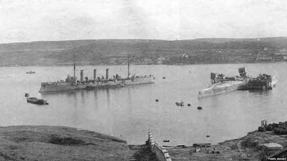 Крейсер «Кагул», который в 1918 году использовался как спасительный корабль, и поднятый корпус линкора «Императрица Мария». Северная бухта Севастополя, апрель 1918 года
