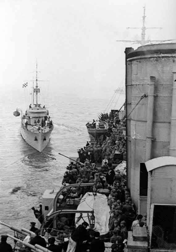 К борту крейсера «Красный Крым» Черноморского флота подходит тральщик для переброски на берег десанта. Крым, 1942 год