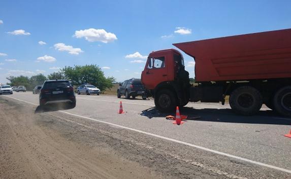 Под Симферополем КамАЗ спровоцировал тройное ДТП. Очевидцы рассказали, что джип, легковушка и грузовик столкнулись днем 3 июля на евпаторийской трассе в районе села Школьное.
