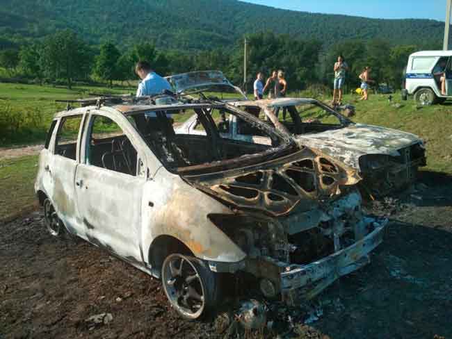 В четыре утра загорелись машины с личными вещами сотрудников, воспитанников и родителей юношеского клуба, вставшего лагерем у села Колхозное.