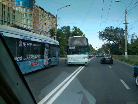 в Симферополе троллейбус штангой разбил стекло двухэтажного рейсового автобуса