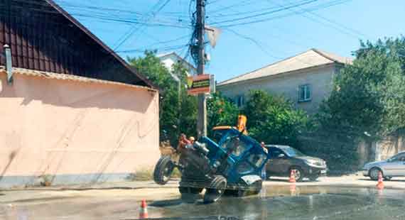 Трактор провалился в дыру в асфальте в процессе устранения последствий аварии на водоводе по ул. 51-й Армии в Симферополе