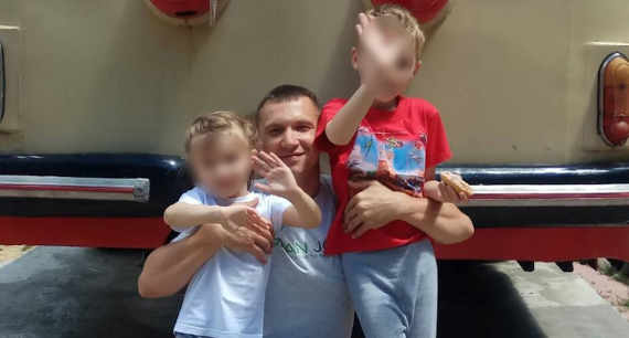 житель крымского города Нижнегорск Дмитрий Иванец, супруга которого после развода пытается забрать у него детей вопреки их желанию остаться с отцом
