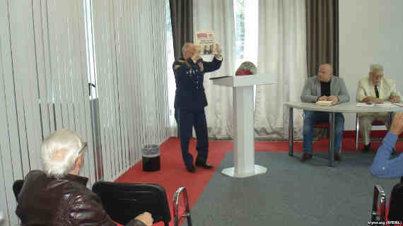 активисты на конференции учреждают «День крымского Иуды»