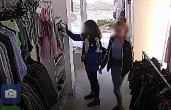 Две девушки попали в камеры видеонаблюдения во время кражи в Севастополе