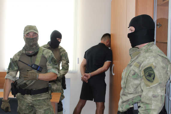 В Севастополе задержан местный житель, обвиняемый в совершении преступления против половой неприкосновенности малолетнего мальчика.
