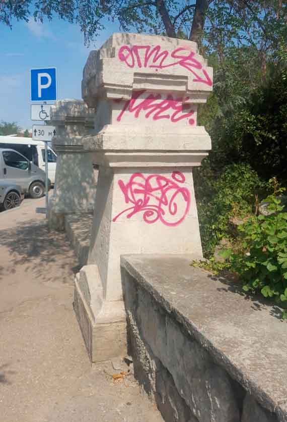  неизвестные изрисовали один из элементов каменного ограждения Исторического бульвара возле стоянки автомобилей на улице 4-я Бастионная