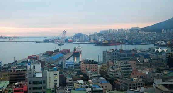 В южнокорейском порту Пусан задержано российское судно "Севастополь", которое принадлежит компании "Гудзон", попавшей под санкции США.