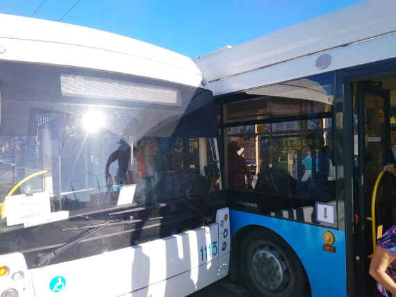 Два троллейбуса столкнулись в Севастополе из-за ссоры женщин-водителей