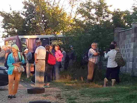 Автобус с пассажирами потерял управление и врезался в забор на спуске Котовского в Севастополе