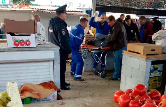 Во вторник утром двое мужчин вступили в конфликт на территории Юмашевского рынка в Севастополе. Словесная перепалка перешла в рукоприкладство, которое закончилось ударом ножа в спину одного из участников драки.