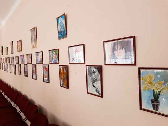 В общественном центре Нахимовского района открылась уникальная выставка картин севастопольского художника-любителя Руслана Раба.