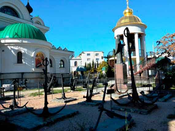 Коллекция якорей возле храма Святителя Николая Чудотворца в Камышовой бухте Севастополя