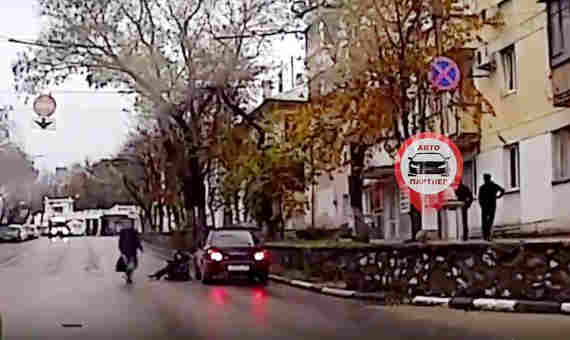 в районе мемориального комплекса «Малахов курган» - на пересечении улиц Героев Севастополя и Розы Люксембург - молодая женщина бросилась под колёса автомобиля