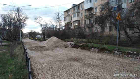 Все работы по капремонту дороги улицы Челюскинцев и улицы Симонок приостановлены, вывозится строительная техника