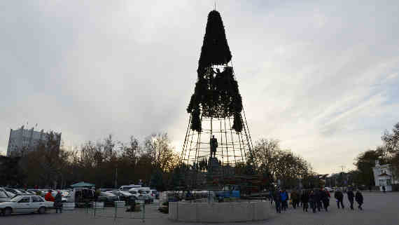 на площади Нахимова устанавливают главную севастопольскую елку