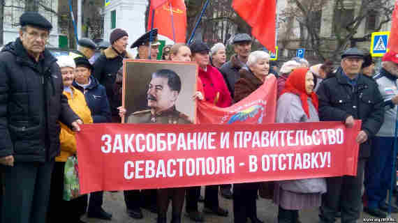 В центре Севастополя на митинге ко дню рождения Иосифа Сталина коммунисты раскритиковали российского президента Владимира Путина и правительство Севастополя.