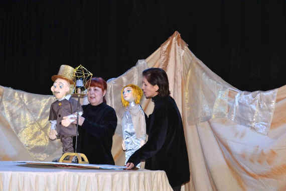 В Балаклавском Дворце культуры народный театр кукол «Саквояж» в честь своего 25-летия представил премьеру спектакля «В поисках друга» по мотивам сказки Антуана де Сент-Экзюпери «Маленький Принц»