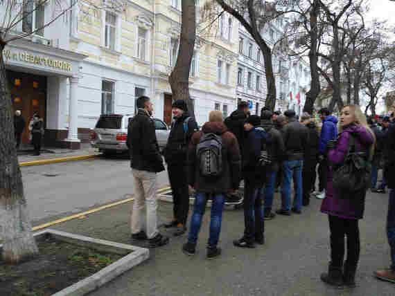 Предприниматели «Муссона» снова вышли на митинг под стены прокуратуры Севастополя