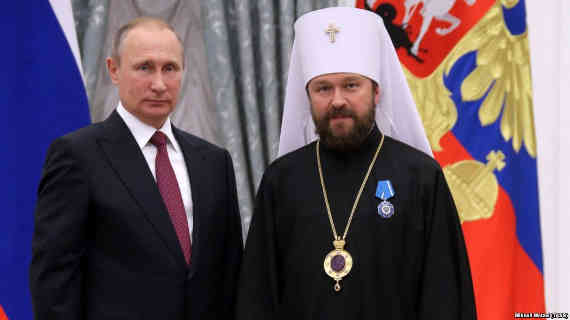 Президент России Владимир Путин (л) и митрополит РПЦ Иларион