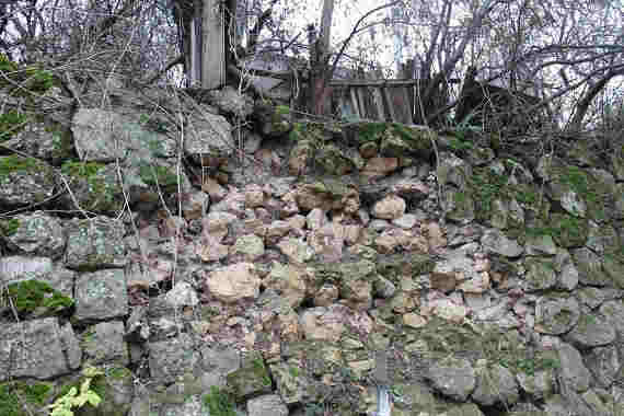 В Балаклаве разрушается подпорная стена