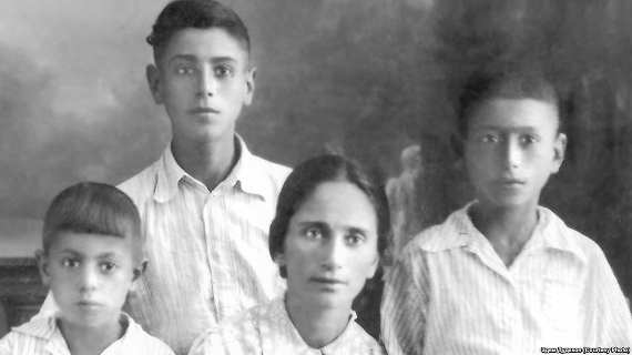Шемси Дудакова и ее дети (слева направо) Руззет, Мугаррем и Арсен в спецпоселении. Узбекистан, Ферганская область, село Учкуприк, 1948 год