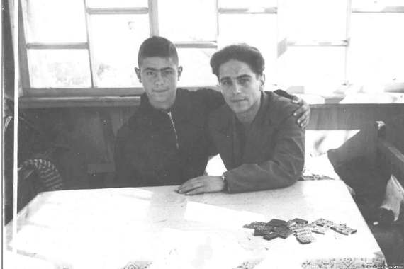 Братья Руззет и Мугаррем встретились после 6 лет разлуки. Узбекистан, г. Ангрен, примерно 1954 год