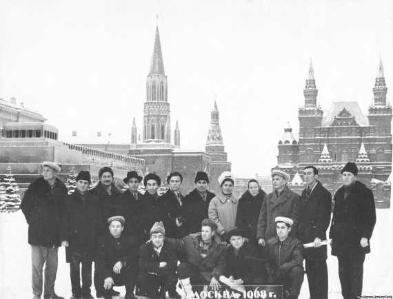 Делегация представителей национального движения крымских татар на Красной площади, 4-й слева во 2-м ряду Мугаррем Дудаков. Москва, 1968 год