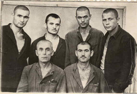 Ридван Гафаров (сидит слева) с группой политзаключенных крымских татар, среди которых Мустафа Джемилев (2-й слева во 2-м ряду). Узбекистан, сентябрь 1967 года