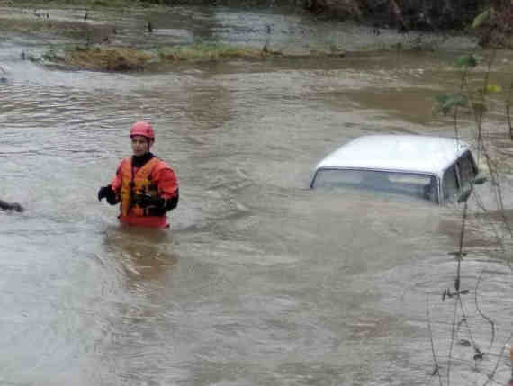 В Чёрной речке под Севастополем утонул автомобиль