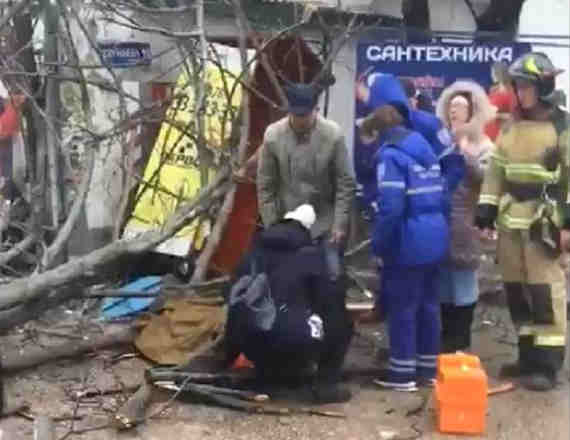 В Севастополе упавшим деревом серьёзно зацепило женщину, сообщают подписчики группы «Чёрный список»​ Вконтакте. Это случилось днём