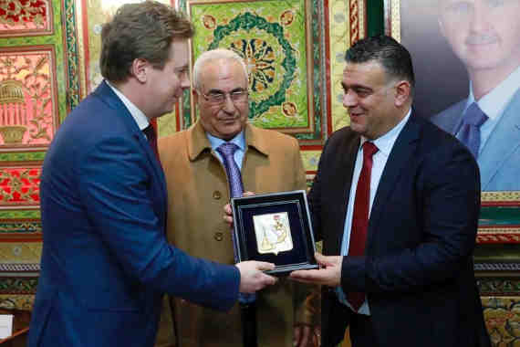Губернатор Севастополя Дмитрий Овсянников и губернатор Тартуса Сафуан Абу Саад в ходе рабочей встречи в Тартусе подписали соглашение о сотрудничестве между регионами.