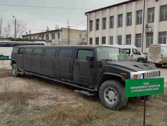 Крымские таможенники изъяли у гражданина Украины лимузин Hummer за неуплату таможенных платежей