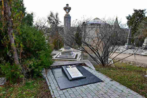 Неизвестный вандал-созидатель установил новое надгробие на могиле Николая Костомарова. Подлинное надгробие исчезло.