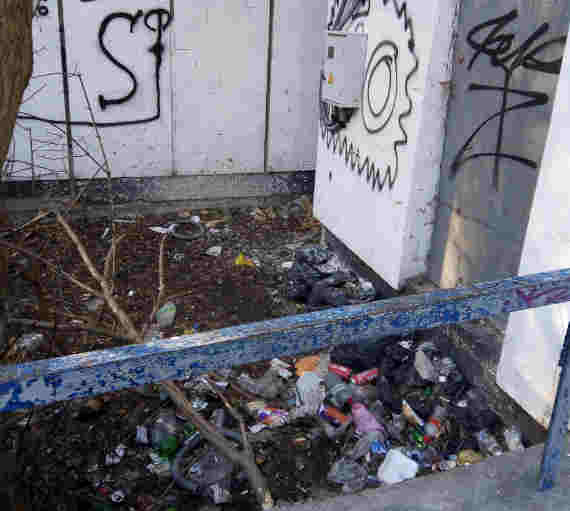 Свалка мусора в торце здания МФЦ по ул. Вокзальная, 10