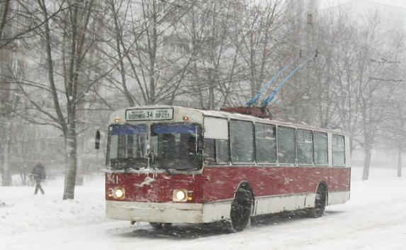 Севастопольские школьники «закатили» троллейбус на обледеневший склон