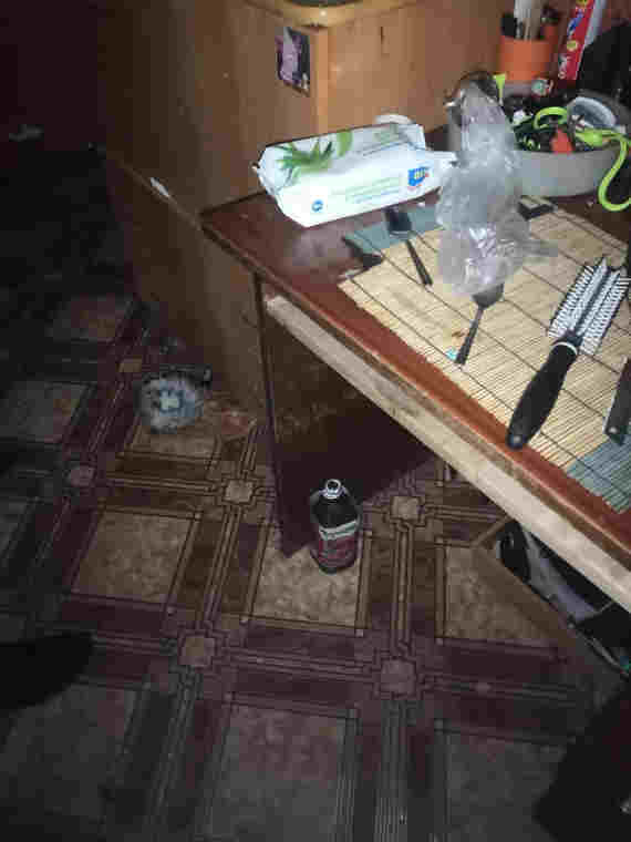 Под столом устройство для курения марихуаны, т.н. «бульбулятор»