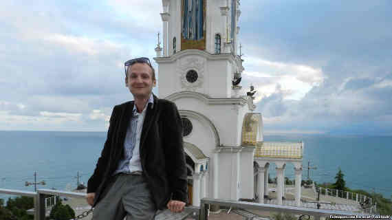 Евгений Гайворонский родился в Донецке, учился на журфаке местного вуза и занимался в городе журналистской деятельностью. В Ялте живет несколько лет