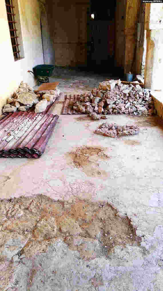 Обнаруженные в результате раскопок и беспорядочно сложенные артефакты на территории Ханского дворца, 8 марта 2019 года
