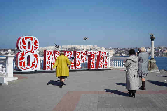 В преддверии Международного женского дня «Горсвет» приготовил подарок для всех женщин. На Приморском бульваре установлены инсталляция «8 марта», а также будет установлена фотозона «Цветы».