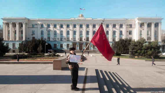 В Симферополе общественник-сталинист Эдуард Шеимкер проводит одиночный пикет против «беспредела власти»