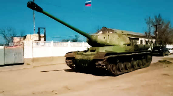Тяжелый танк ИС-2 времен войны восстановили специалисты в крымском селе Гвардейское.