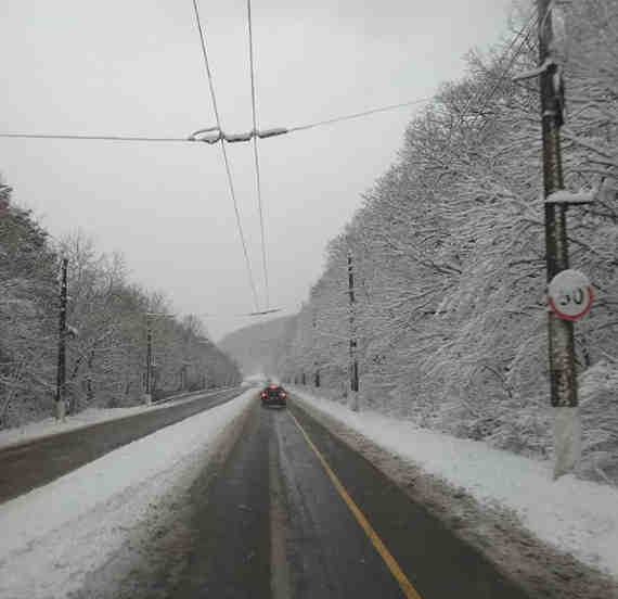 дорога в снегу в районе Ангарского перевала