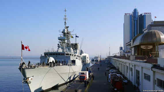 Фрегат королевских ВМС Канады Toronto в порту Одессы