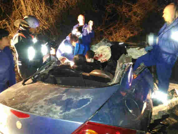Под Севастополем водитель автомобиля Ford на большой скорости врезался в КамАЗ. Страшная авария случилась сегодня около двух часов ночи в районе Ласпи