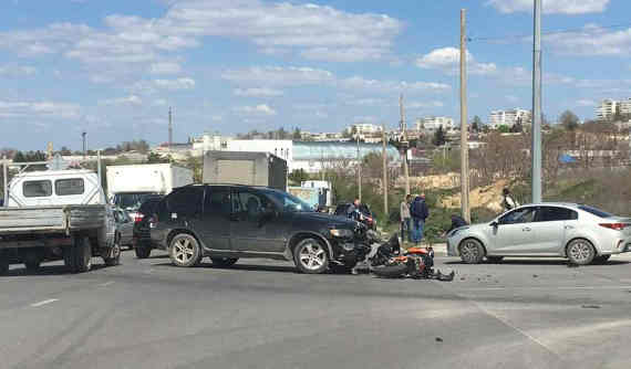 Сегодня днём в Севастополе на пересечении улиц Индустриальной и Хрусталёва произошло ДТП: автомобиль BMW столкнулся с мотоциклом