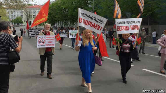активисты также несли плакаты с надписью «Казнокрадов – в тюрьму»